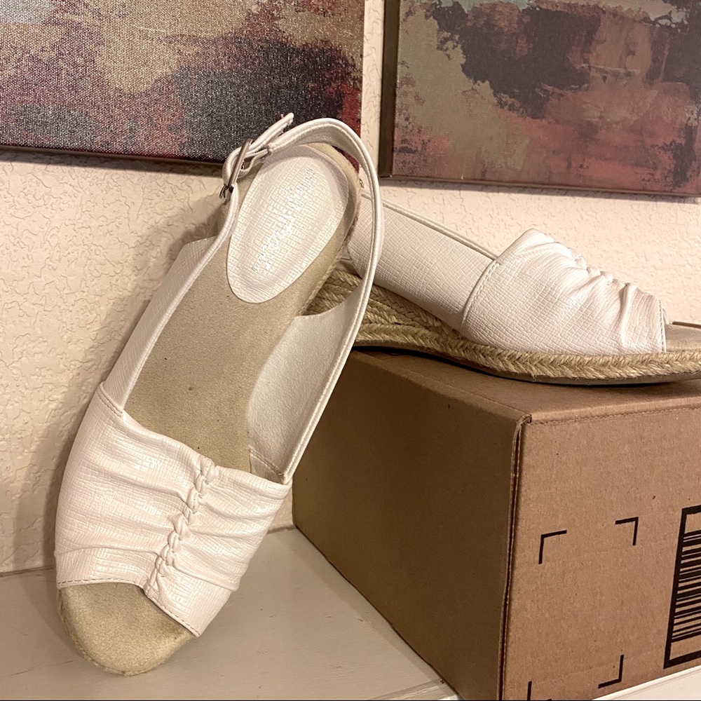 Easy Street Kindly espadrille wedge, EUC, white